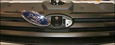 Hay un ojo de cerradura escondido detrs del logotipo Ford en la parrilla.